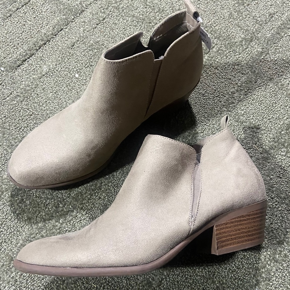 NWT! Size 8.5 AMERICAN EAGLE BOOTIES